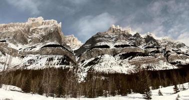 steniga berg i vinter Kanada foto