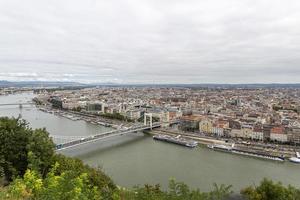 Flygfoto över budapest skyline och elisabeth bridge. foto