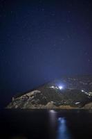 stjärnklar natt över ön Skopelos, Grekland. foto