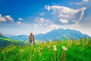 alpin vandring ensam flicka i en blommig äng foto