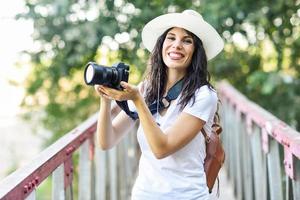 hiker kvinna tar fotografier med en spegellös kamera foto