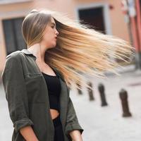 blond flicka flyttar hennes fantastiska långa hår foto