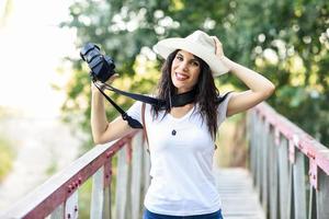 hiker kvinna tar fotografier med en spegellös kamera foto