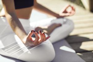 ung vacker kvinna gör yoga i naturen foto