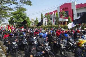 bandung, indonesien, 2020 - arbetardemonstration mot ratificeringen av omnibuslagen vid rancaekek. serikat buruh Indonesien. undang-undang cipta kerja foto