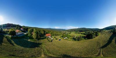 flygdrönare 360-graders panoramautsikt över le hohwald. alsace, Frankrike. foto