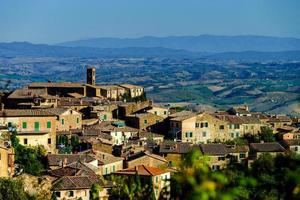 medeltida gammal italiensk stad på toppen av kullen, Toscana foto