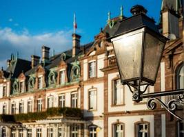 ett gammalt palats förvandlats till ett lyxhotell. solig dag och chic arkitektur foto