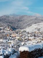 Vintersaga. snötäckt rent ljus landskap av alsace. foto