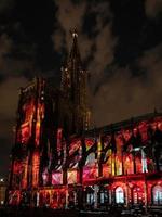 laserljusshow på väggarna i katedralen Notre dame de strasbourg foto