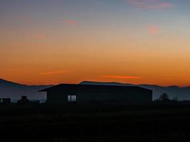 silhuetter av berg och färgglada fantastiska solnedgångar i alsace foto