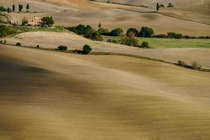 hösten i Italien. gula plöjda kullar i Toscana med intressanta skuggor och linjer foto