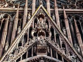 detaljer om katedralen i Strasbourg. arkitektoniska och skulpturala delar av fasaden och tornet. foto