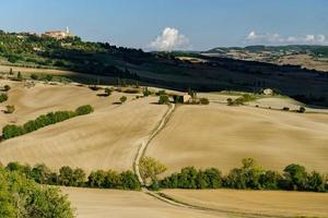 hösten i Italien. gula plöjda kullar i Toscana med intressanta skuggor och linjer foto