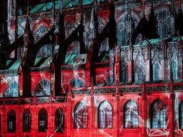 laserljusshow på väggarna i katedralen Notre dame de strasbourg foto