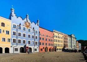 det centrala torget i staden burghausen, Tyskland. solig dag. fantastiska färgglada hus. foto