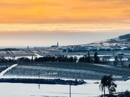 alsace vingårdar under tung snö en solig vinterdag. detaljer och ovanifrån. foto