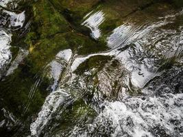 liten men snabb fors med ett vattenfall på en berg flod, skog, alsace. foto