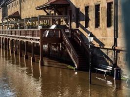 en liten översvämning i strasbourg. vattnet steg i ilefloden efter regn. foto