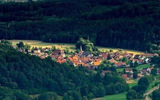 rymligt bergslandskap. utsikt från berget till rhendalen och byn alsace. foto