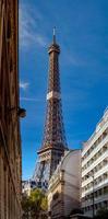 Eiffeltornet i Paris, solig dag, panorama. landmärke foto