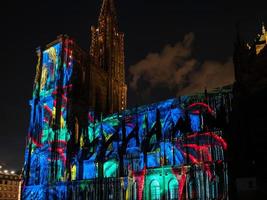 laserljusshow på väggarna i katedralen Notre dame de strasbourg foto