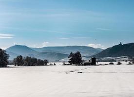 snötäckta vita fält i alsace, ovanifrån. vit öken. foto