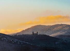 de varma färgerna på den nedgående solen på de snöiga foten av vogeserna. alsace. foto