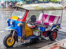 typiska färgglada tuk tuk i bangkok thailand. foto