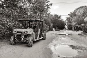 buggy bil golfbil vagnar lerig gata by holbox mexico. foto