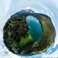 vilse i bergen i Schweiz, sjön Arnesee med kristallklart vatten i turkosa och azurblå färger. foto