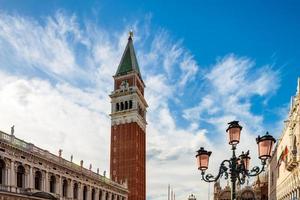 st. Markus torg i Venedig. högt klocktorn på en solig dag. foto