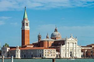 st. Markus torg i Venedig. högt klocktorn på en solig dag. foto
