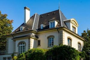 strasbourg gatuvy. gamla hus, lugn och ro foto