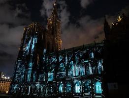 laserljusshow på väggarna i katedralen Notre dame de strasbourg foto