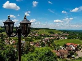 liten mysig tysk by mellan de gröna kullarna, vingårdar i svarta skogen foto
