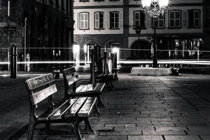 ensamma tomma bänkar på nattgatan i Strasbourgs centrum foto