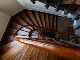 trappa i ett gammalt hyreshus i paris. gemensamt tvättställ och antika glasmålningar. övergiven stat. foto