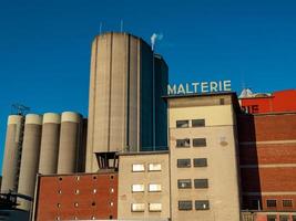 hög maltfabriksbyggnad i strasbourg nära rhen foto