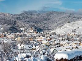 Vintersaga. snötäckt rent ljus landskap av alsace. foto