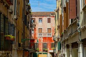 turistvy över Venedig. kanaler med reflektioner. gatubelysning och färgglada hus i den skarpa solen. komfort och lugn. foto