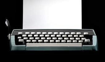 vintage skrivmaskin, skribent eller författares verktyg, inspiration och kreativitet. på en svart bakgrund. foto