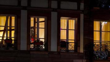 markerade fönster närbild nattvy, strasbourg, gamla centrum foto