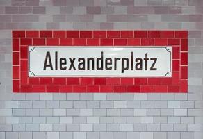 alexander platz skylt i berlin foto