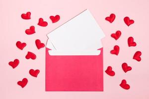 kuvert med gratulationskort för alla hjärtans dag. romantisk semester koncept. foto