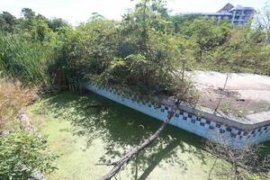 kanchanaburi, thailand 2021 - spökgalleria, slottsgalleria, bevuxen vattendrag foto