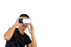 virtuell upplevelse. upphetsad bär vr headset, röra luft medan du spelar videospel på vit bakgrund. foto
