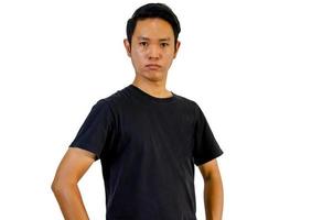 asiatisk man klädd i svart t-shirt på vit bakgrund foto