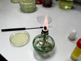 närbild av en etanolbrännare, även känd som en spritlampa, i ett mikrobiologiskt laboratorium. vetenskap koncept. foto