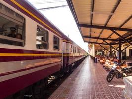 ayutthaya tågstation ayutthaya thailand 18 oktober 2018ayutthaya tågstation phra nakhon si ayutthaya järnvägsstation byggnaden byggdes om under kung Rama V:s regeringstid 1921. foto